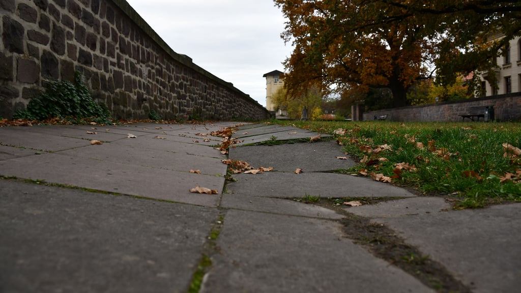 Der Gehweg auf dem historischen Fürstenwall in der Magdeburger Innenstadt ist an mehreren Stellen abgesackt.