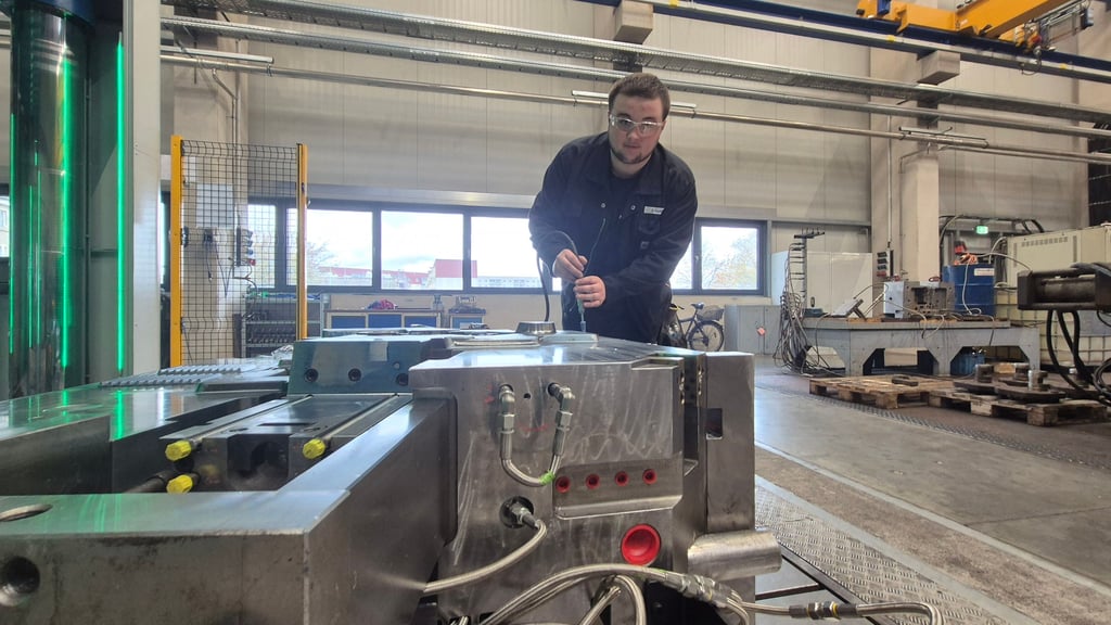 Die Mitarbeiter im Werkzeugservice - hier Elias Harbich an der Touchierpresse - sind zuständig für die Wartung und Reparatur von unter anderem Druckgussformen.