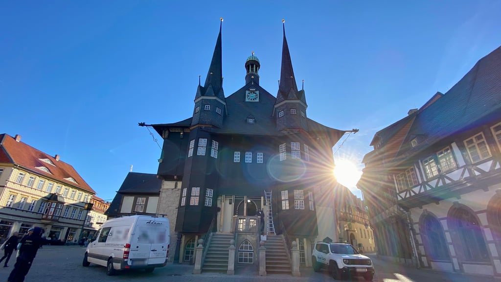 Pechschwarz: So sah das Wernigeröder Rathaus noch nie aus. Was hat es mit der neuen Fassadengestaltung auf sich?