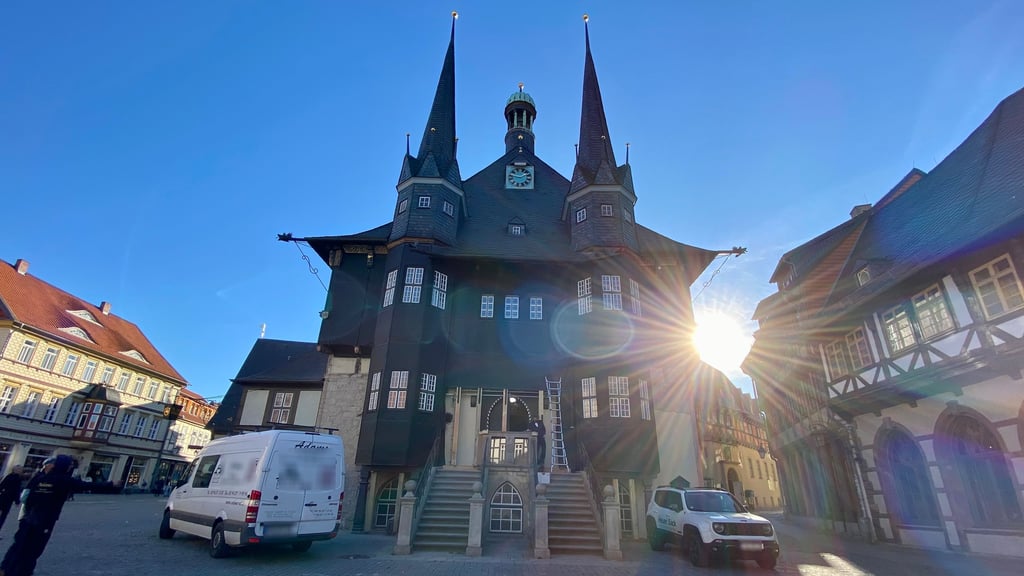 Pechschwarz: So sah das Wernigeröder Rathaus noch nie aus. Was hat es mit der neuen Fassadengestaltung auf sich?