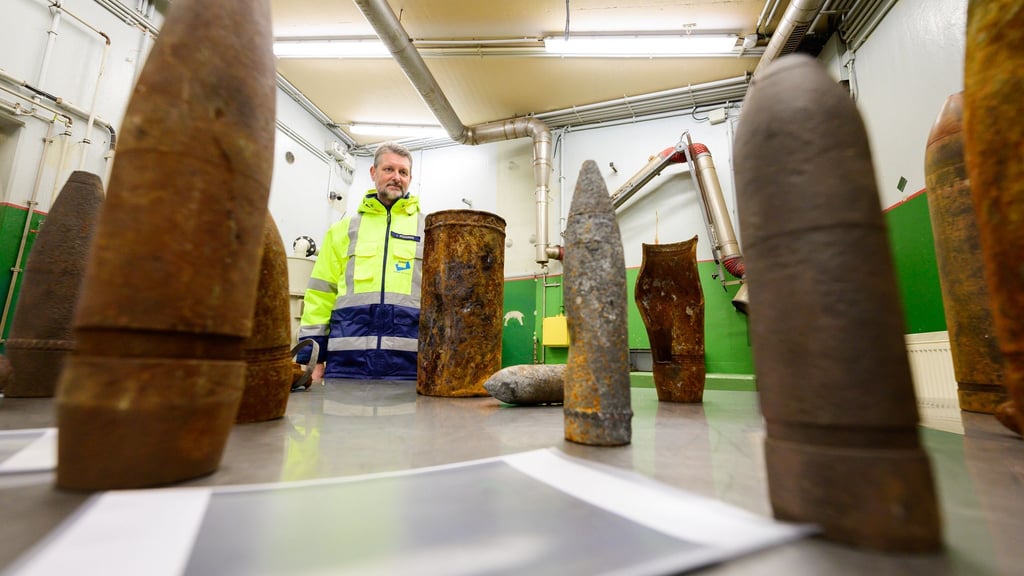 Ingo Schories, Leiter der Abteilung Vernichtung von Munition und Explosivstoffen bei der GEKA, steht neben verschiedenen Munitionstypen.