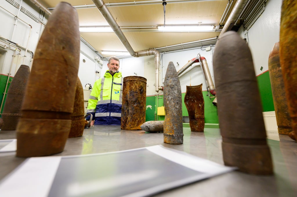 Ingo Schories, Leiter der Abteilung Vernichtung von Munition und Explosivstoffen bei der GEKA, steht neben verschiedenen Munitionstypen.