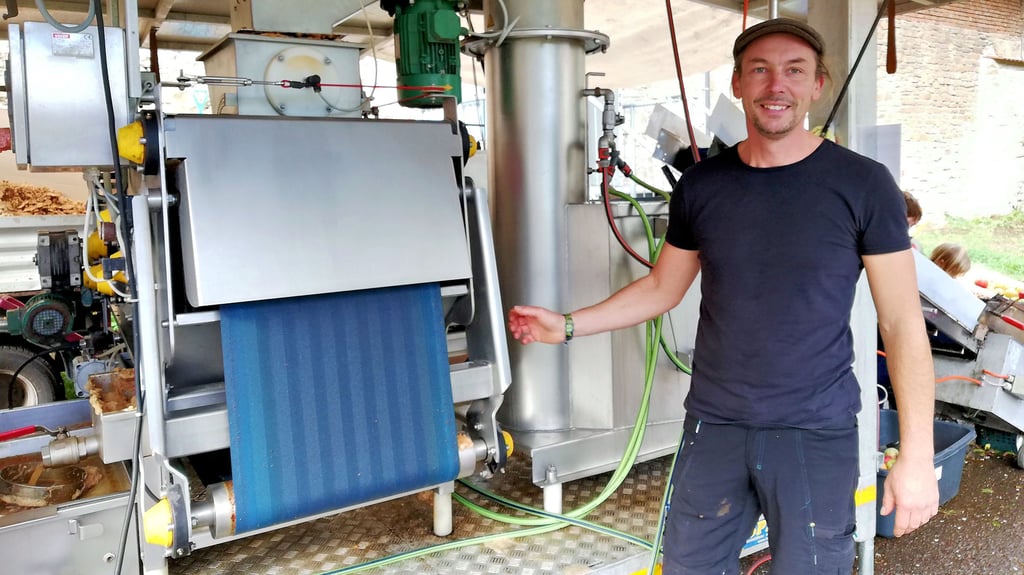 So schaut die mobile Mosterei von Daniel Hagenauer aus. Seit zehn Jahren tourt er damit übers Land. In Draschwitz hat er sein Domizil.  