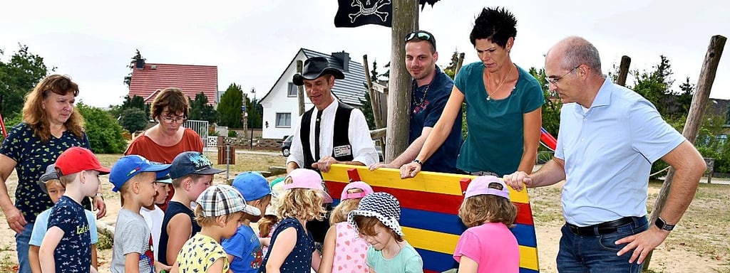 Kinder der Kita Seeperle probierten Ende August 2022 die Kisten aus und weihten sie damit auf dem Areal am Kastanienweg ein. 