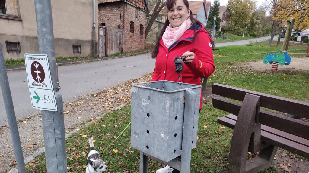 Auf ihrer Gassirunde durch Veltheim hat Isabell Schmidt immer Tüten für Balous Hinterlassenschaften dabei.