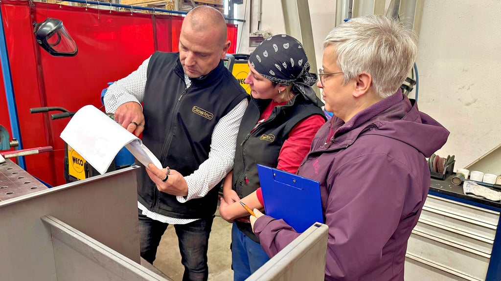 Ronny Kuchenbecker  und  Romy Harnapp (rechts) sprechen mit  Kataryna  Hrybanova  die  nächsten  Arbeitsschritte  durch.  