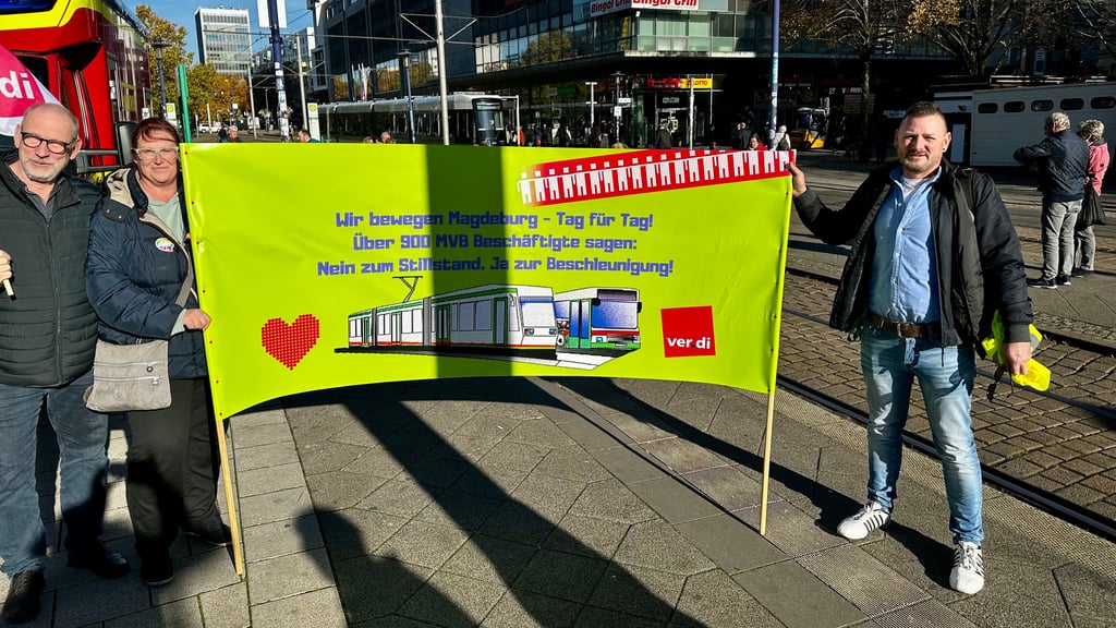 An der Haltestelle Alter Markt in Magdeburg protestierten MVB-Mitarbeiter gegen drohende Einsparungen. Sie kämpfen für einen schnelleren ÖPNV.
