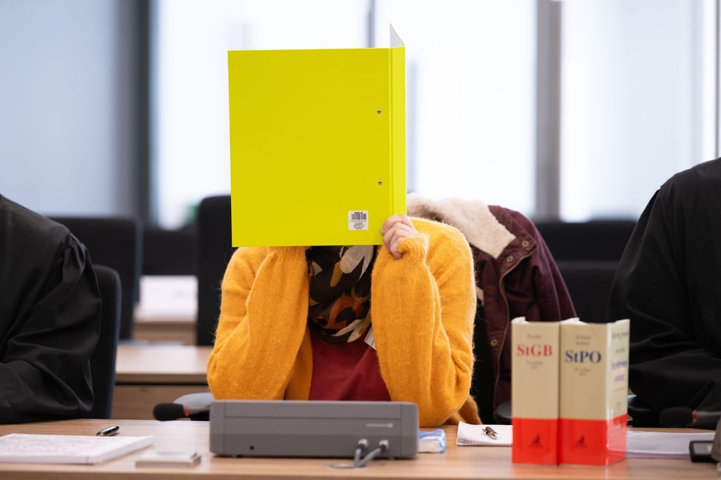 Susann E., mutmaßliche Helferin der Neonazi-Terrorzelle Nationalsozialistischer Untergrund, schweigt zu Beginn des Prozesses am Dresdner Oberlandesgericht.