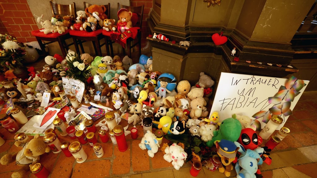 Die Polizei durchsucht im Zusammenhang mit dem gewaltsamen Tod des achtjährigen Fabians erneut Objekte in Reimershagen.