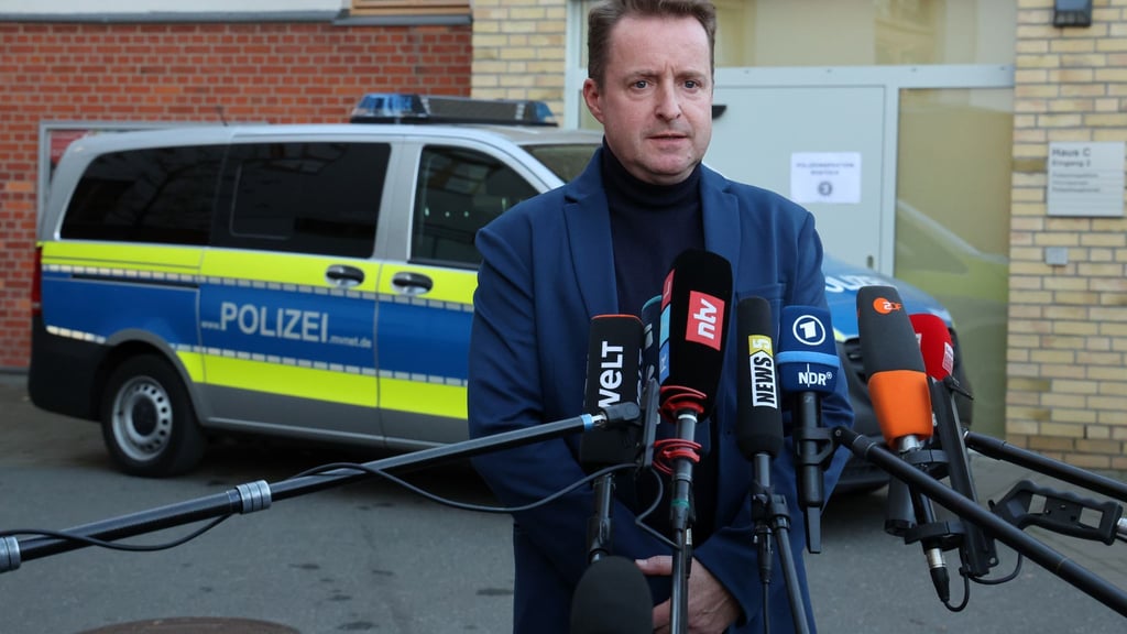 Oberstaatsanwalt Harald Nowack gibt in Rostrock bekannt, worauf viele wochenlang gewartet haben: Im Fakk des achtjährigen Fabian ist ein Haftbefehl ergangen.