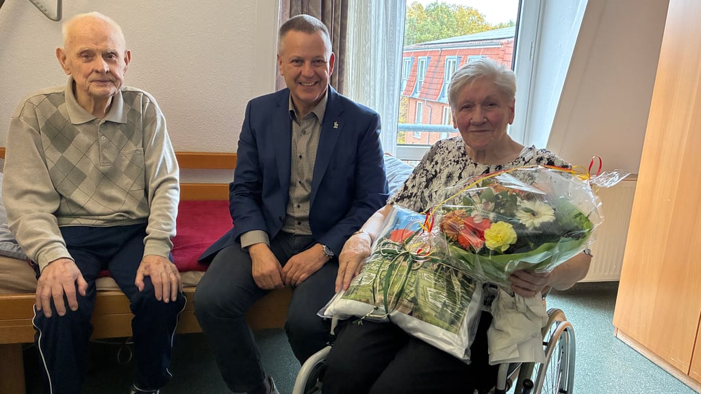 Haldenslebens Bürgermeister Bernhard Hieber (Mitte) war einer der Gratulanten zum 90. Geburtstag von Gerda Klaue.