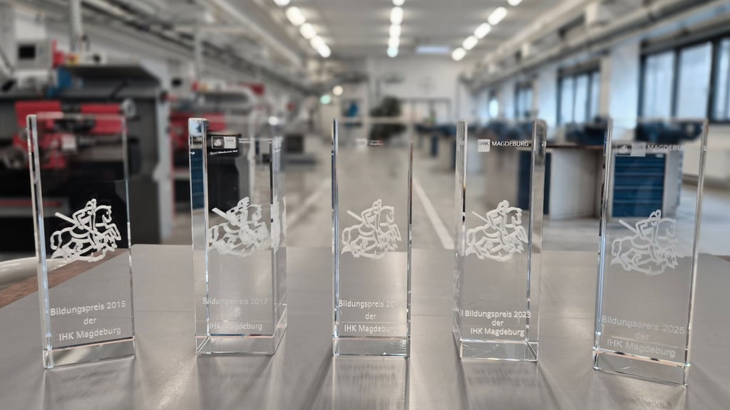 Zum fünften Mal hat das Unternehmen den Bildungspreis bekommen. Die Lehrwerkstatt – im Hintergrund – ist das Herzstück der Ausbildung.