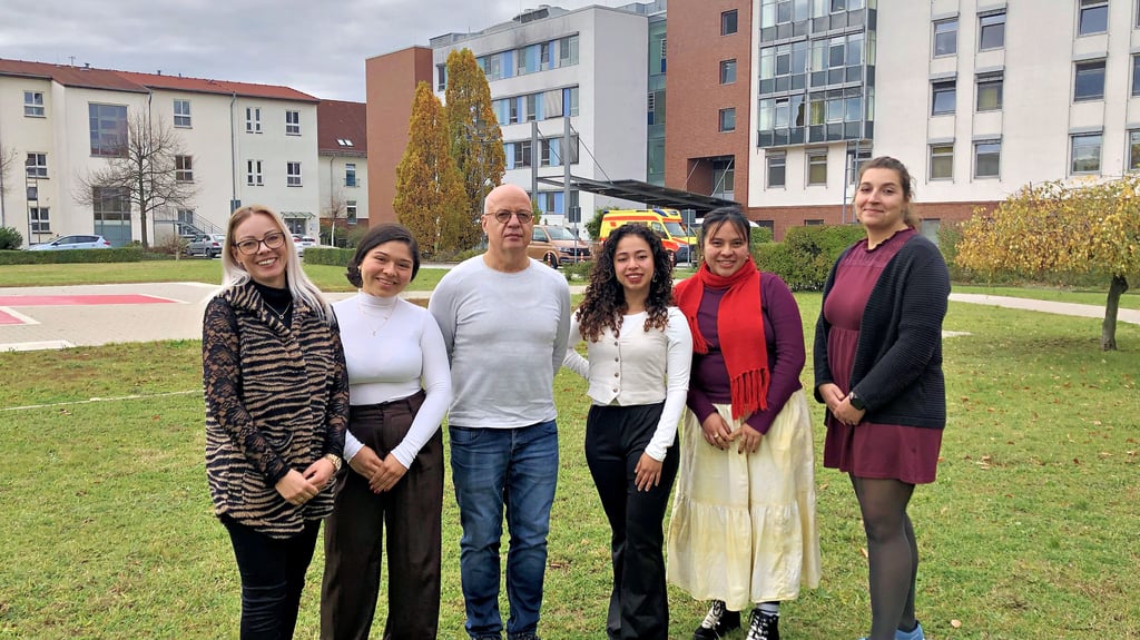 Drei der Auszubildenden und jene, die sich unter anderem um die Integration der jungen Leute kümmern: Melanie Noka,  Paola Tatiana  Duran,  Matthias Held,  Andrea Valeria Osorio, Sonia Camila Fortis Alveno und  Lisa Harms (v.l.)