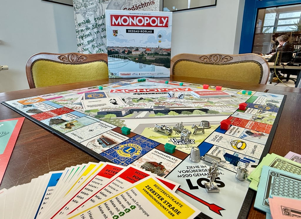De Dessau Edition vom „Monopoly“ ist da - und wird kritisiert.
