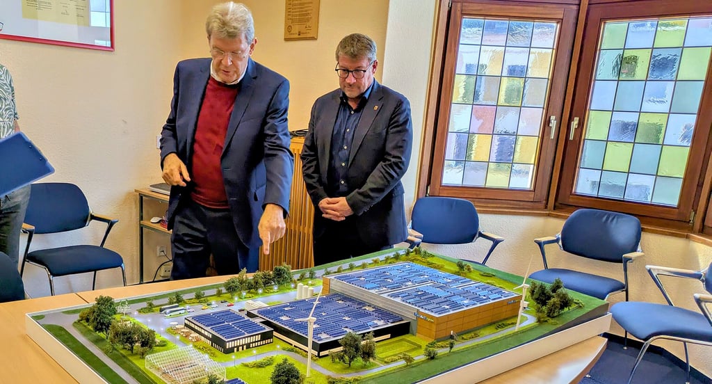 Olaf Höhn (l.), Geschäftsführer von Florida Eis, stellte seine Pläne für den Fabrikneubau im Schönebecker Rathaus vor. Die Produktionskapazität  wird die in Berlin wohl deutlich übertrumpfen. 
