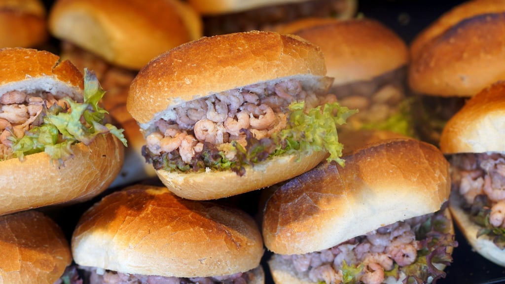 Die Preise für Nordseekrabben könnten bis Weihnachten sinken, sagt ein Experte. (Archivbild)