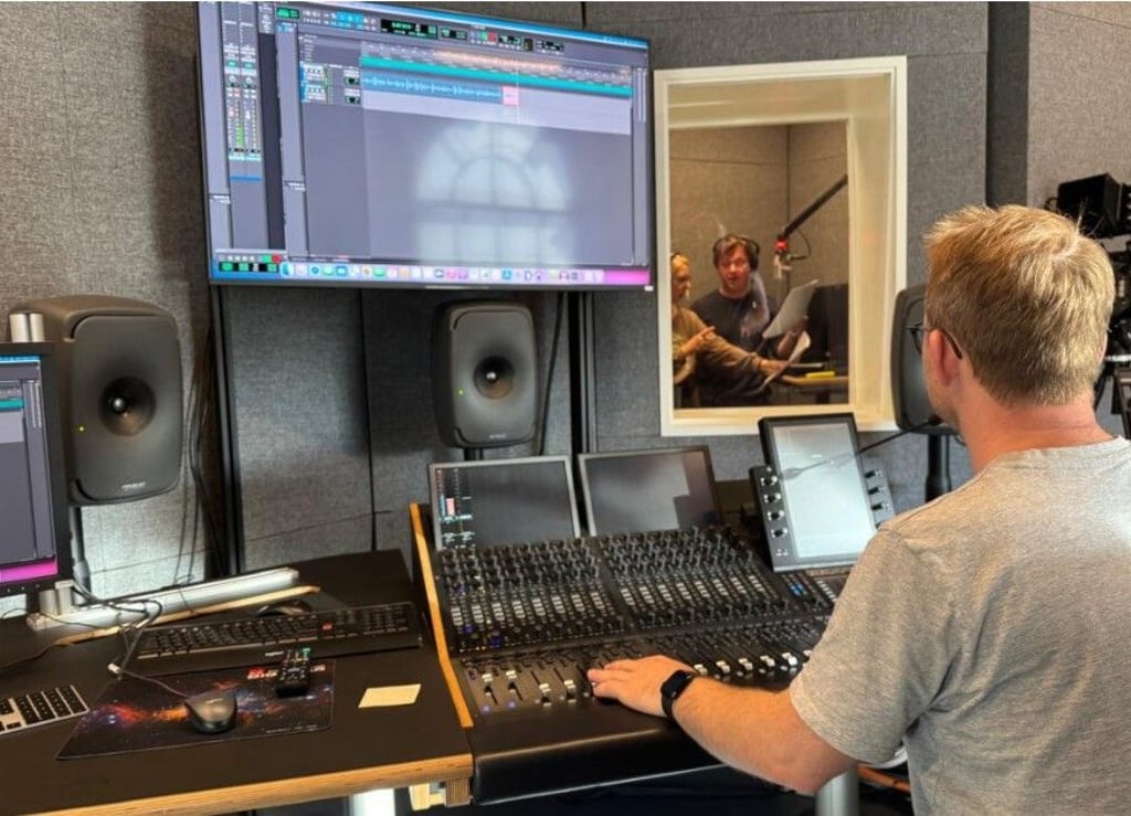 Ton- und Aufnahme-Experte Christoph Behling nimmt im Tonstudio des Planetariums eine neue Audiospur für das hallesche Stadtmarketing auf.