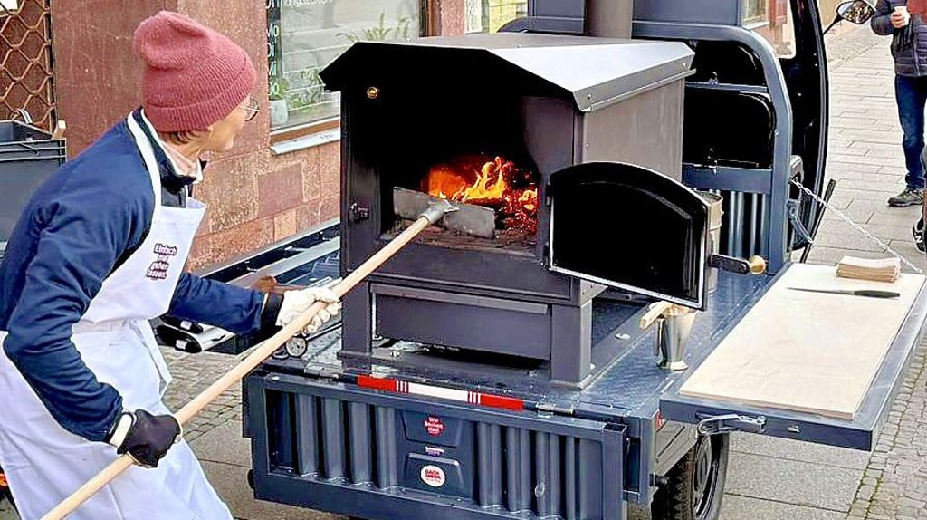 Zum Geburtstag des Backmobils – hier Jeannette Merker am Ofen – wird am Sonntag einjähriges Bestehen gefeiert. 