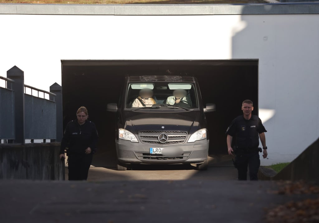 Im Amtsgericht Rostock wurde der Verdächtigen der Haftbefehl verlesen. Danach verließ ein Fahrzeug die Tiefgarage.