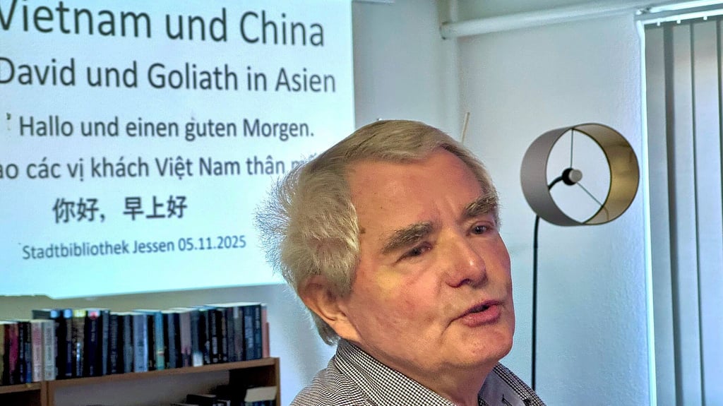 In seinem Vortrag spricht Reiner  Helling über  seine Reisen durch China  und Vietnam  und stellt  beide Ländern den  Gästen der Veranstaltung ausführlich  vor.  Hinterher werden ihm viele Fragen gestellt. 