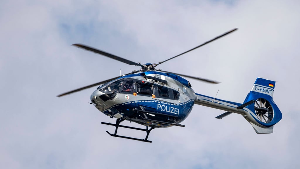 Ein Polizeihubschrauber stand während der Suche nach zwei vermissten Kindern über Ballenstedt im Harz.