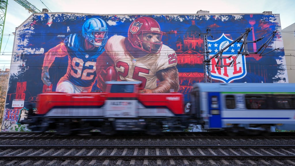 1000 Quadratmeter groß: Mitten in Berlin prangt ein NFL-Wandbild.