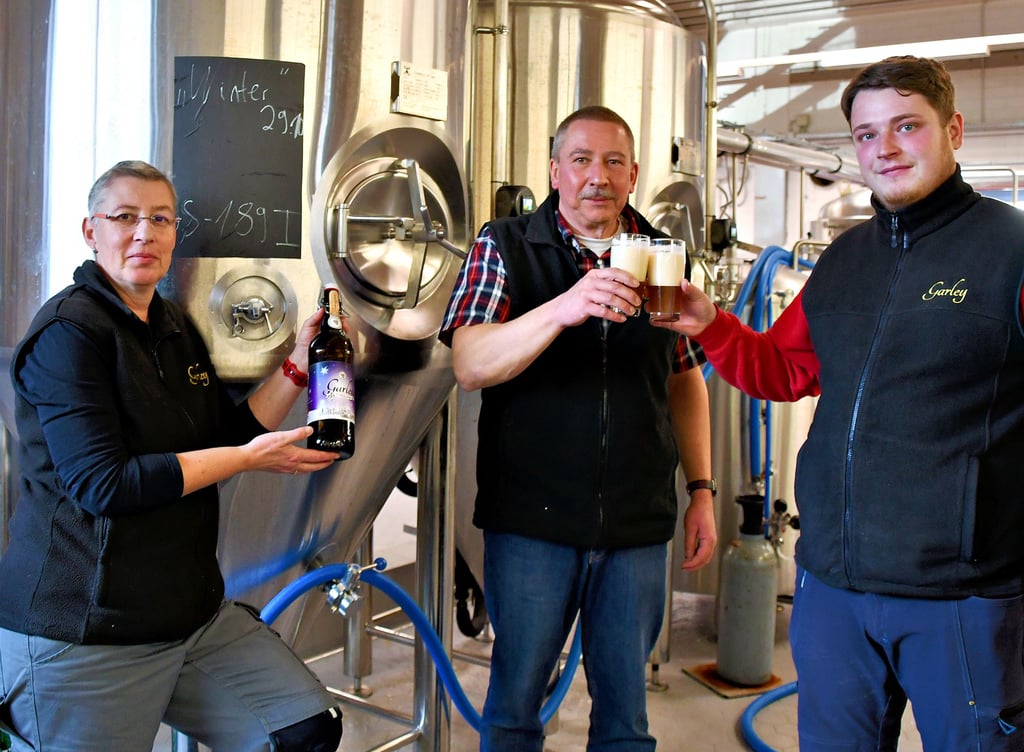 Es geht weiter in Gardelegens einziger Brauerei, hier Bianka und Jens Vogel mit Brauer Fabian Rösler. Sie präsentieren das neue Winterbier, das ab der zweiten Dezember-Woche im Handel sein wird. 