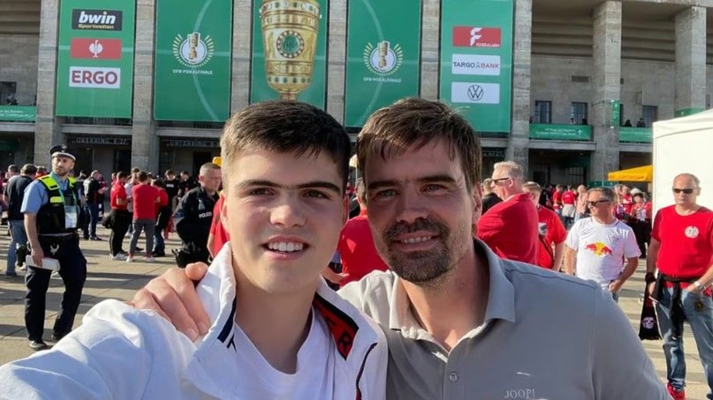 VfL-Spieler Erik Emmerich mit Vater und Ex-Zweitligaspieler Jörg Emmerich vor dem DFB-Pokalfinale 2023.