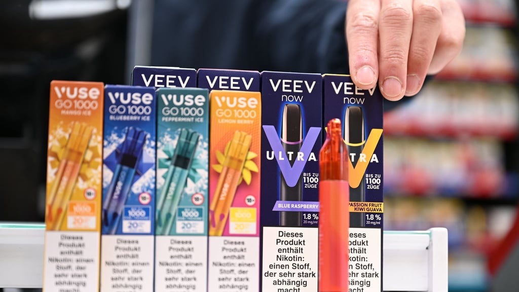 Sie sind bunt designt und haben Geschmacksrichtungen wie „Watermelon Ice“ oder „Classic Mint“: Einweg-E-Zigaretten von Philip Morris (Marke Veev) und British American Tobacco (Vuse).