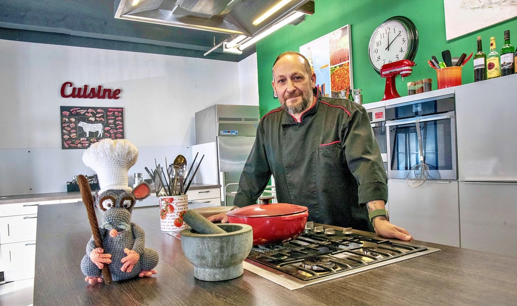 Marko Müller-Günther  steht an seinem Arbeitsplatz in der Küche seines Kochateliers am neuen Standort.