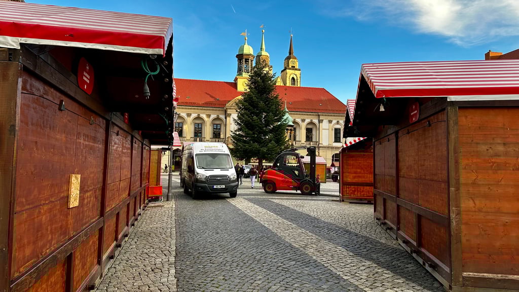 Der Aufbau des Weihnachtsmarktes auf dem Alten Markt in Magdeburg läuft. Nächste Woche werden auch die Sperrsysteme aufgestellt.