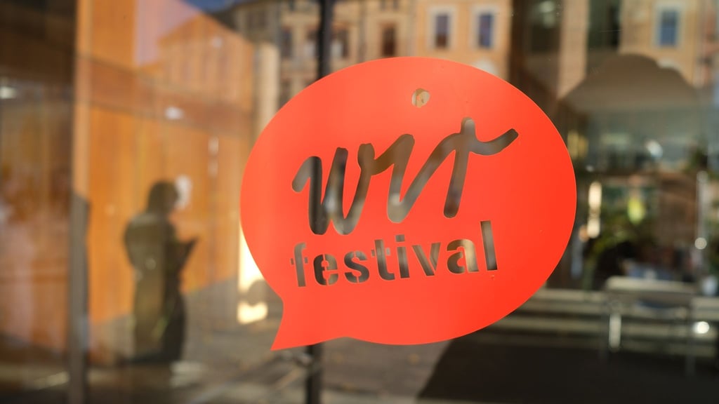 „Wir Festival“ ist an der Tür eines Hörsaalgebäudes der Martin-Luther-Universität Halle zu lesen.