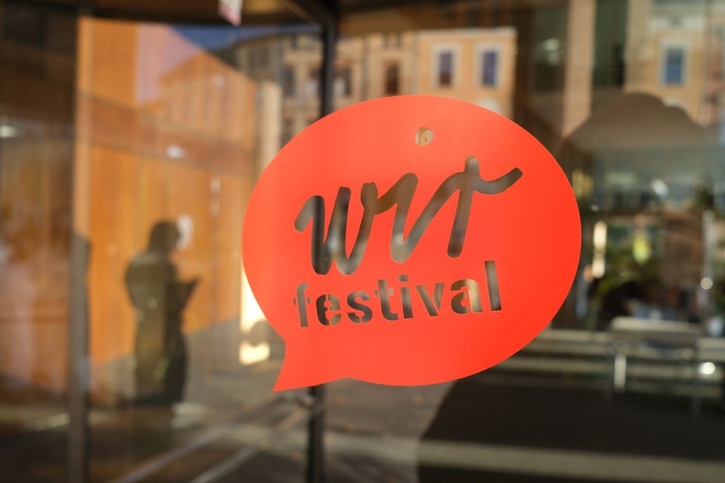 „Wir Festival“ ist an der Tür eines Hörsaalgebäudes der Martin-Luther-Universität Halle zu lesen.