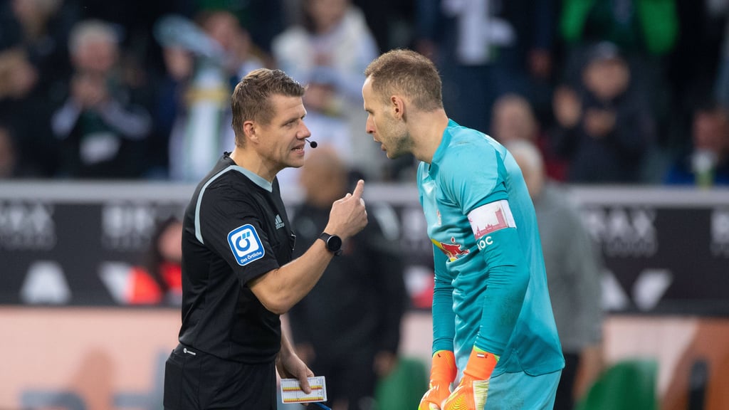 Patrick Ittrich im Gespräch mit RB-Schlussmann Peter Gulacsi.