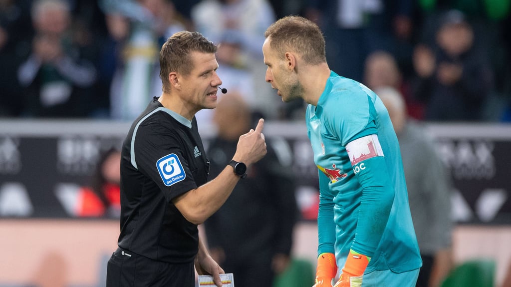 Patrick Ittrich im Gespräch mit RB-Schlussmann Peter Gulacsi.