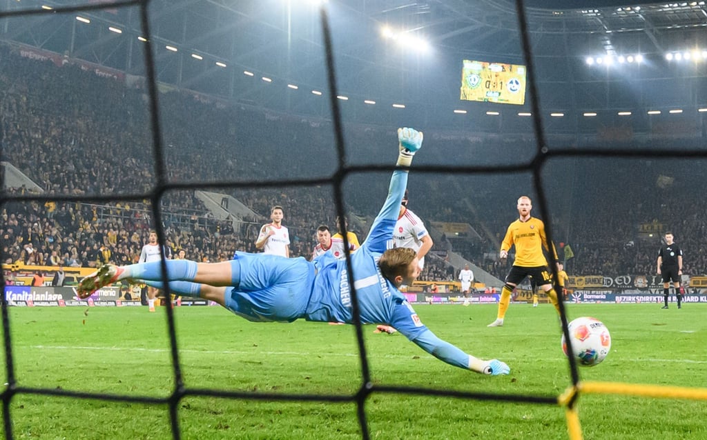 Torwart Jan Reichert (vorne, 1. FC Nürnberg) kann das Tor zum 1:1 nicht verhindern.