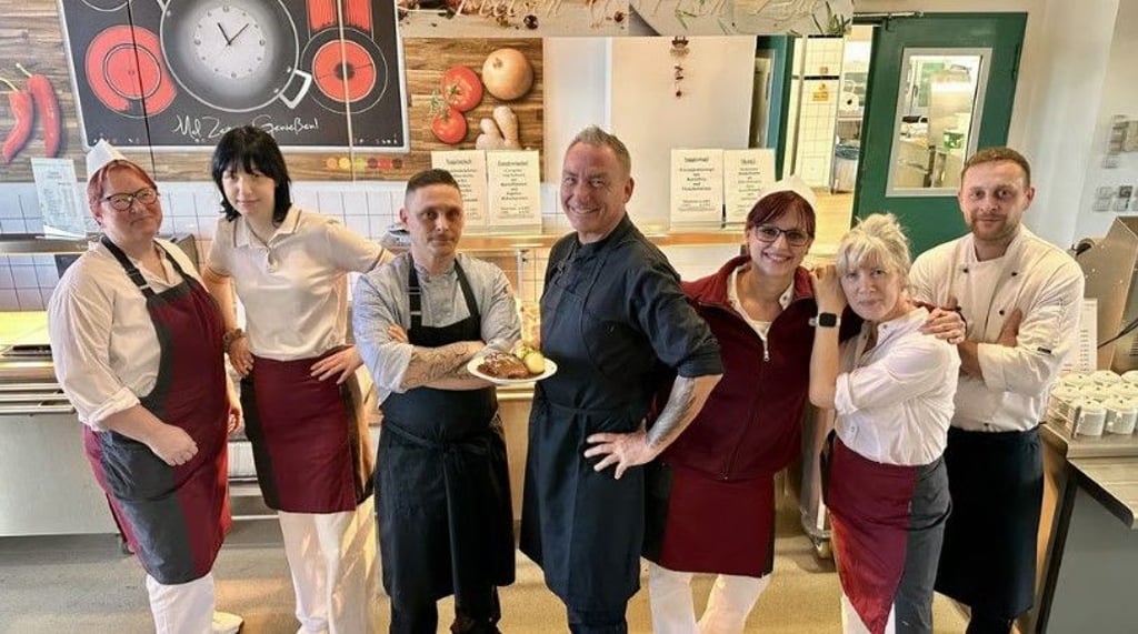 Chefkoch Oliver Kurzweil (Mitte) und sein Team: Die Stimmung ist gut. Töpfe wie in anderen Küchen fliegen hier nicht, sagt er.