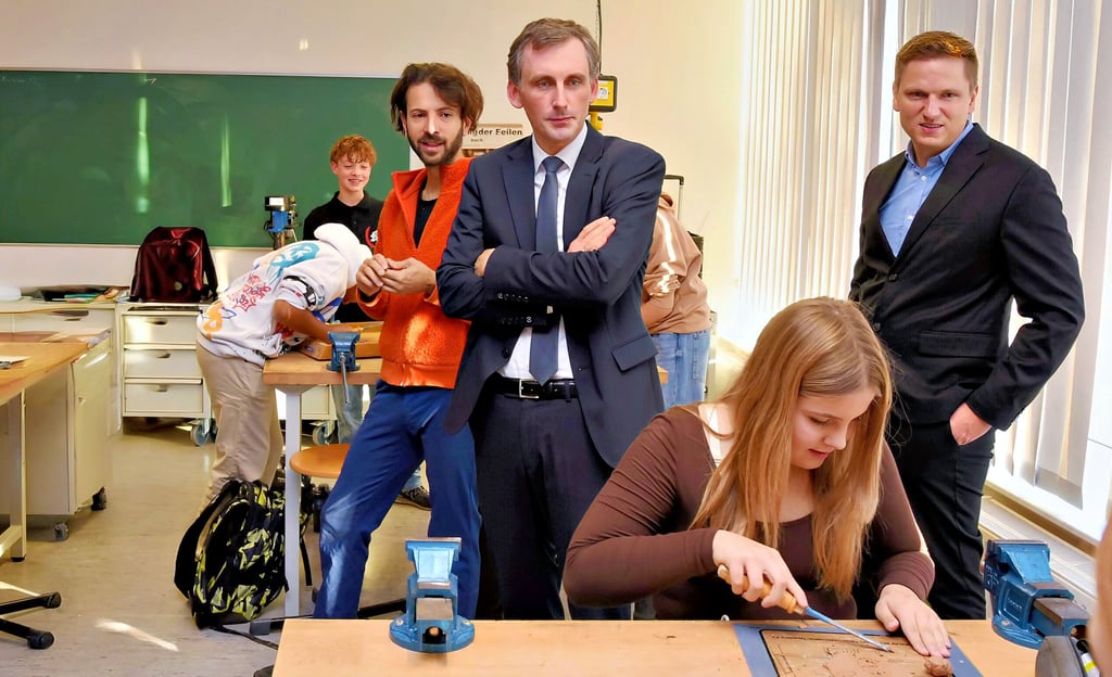 Während Jolee (vorn) im Kunstunterricht der 7b mit Ton arbeitet, erklärt Lehrer Felipe Vergani dem Bildungsminister Jan Riedel (M.) seine Ziele. 