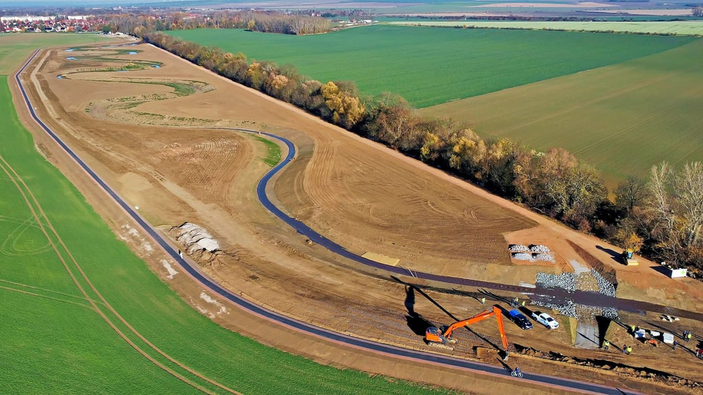 Die Selke bei Gatersleben ist nun in ihrem neuen  (alten) Bett, kann sich winden und ausbreiten. Begrenzt wird das im nächsten Frühjahr noch zu bepflanzende Areal links von einem Radweg. Rechts zwischen den Baumreihen verläuft das alte Flussbett.