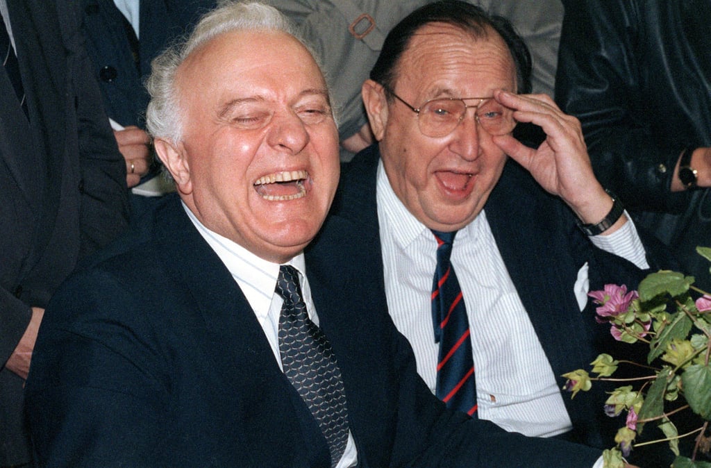 Gut lachen haben Bundesaußenminister Hans-Dietrich Genscher (FDP, r.) und sein sowjetischer Amtskollege Eduard Schewardnadse beim Besuch in Halle im November 1990.