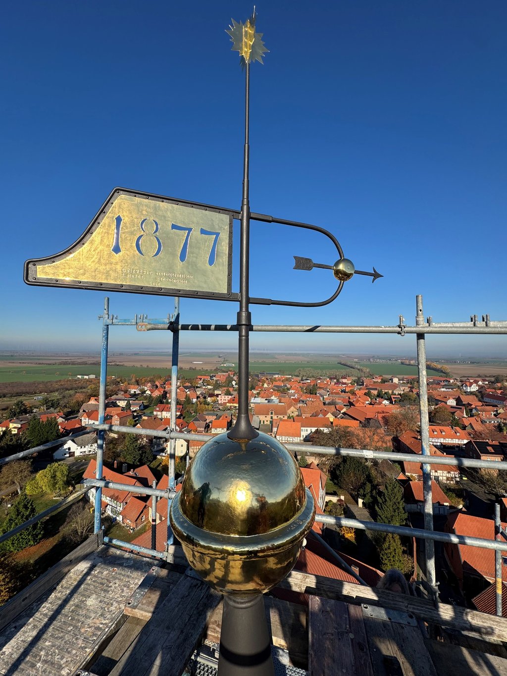 Blick auf die sanierte Turmzier der Dingelstedter Kirche und über die Dächer des Huy-Ortes..
