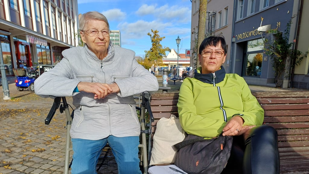 Die Zerbsterinnen Sylvia Wermuth und Mutter Ursel Wermuth bei einer Pause Innenstadt: „Reichen die Rettungswagen, wenn man einen Herzinfarkt kriegt“?