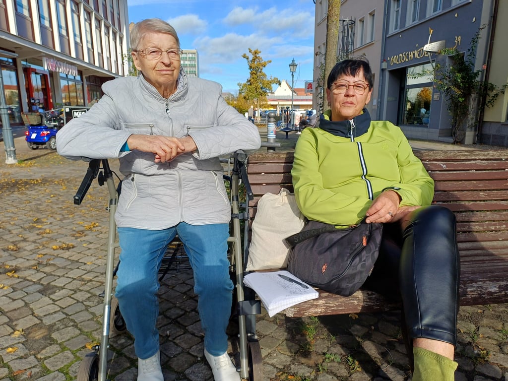 Die Zerbsterinnen Sylvia Wermuth und Mutter Ursel Wermuth bei einer Pause Innenstadt: „Reichen die Rettungswagen, wenn man einen Herzinfarkt kriegt“?
