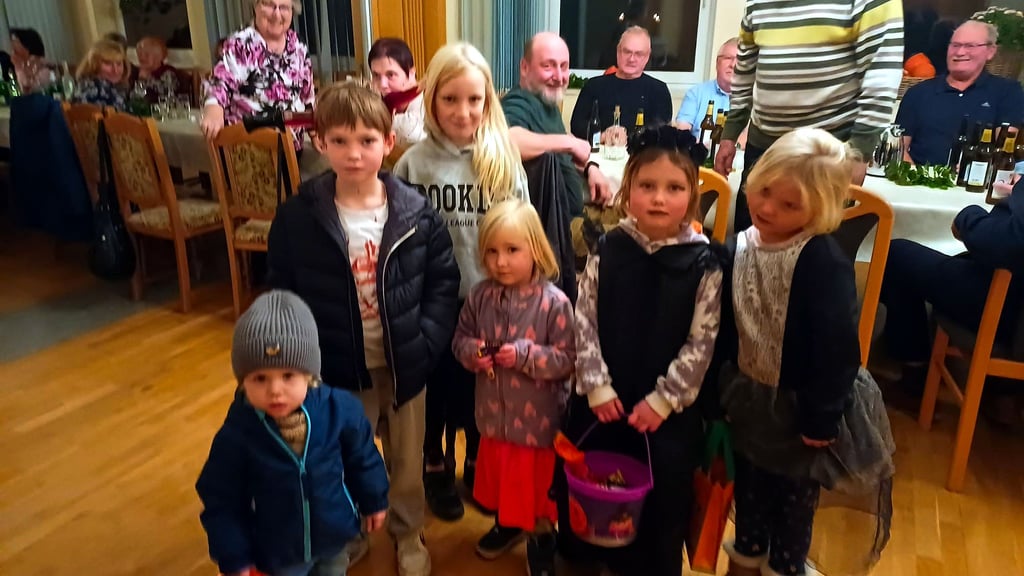 Die kleinen Gäste schlichen sich zwischen die Tische, neckten die Gäste mit kleinen Späßen und holten sich dabei freudig die eine oder andere Süßigkeit ab.