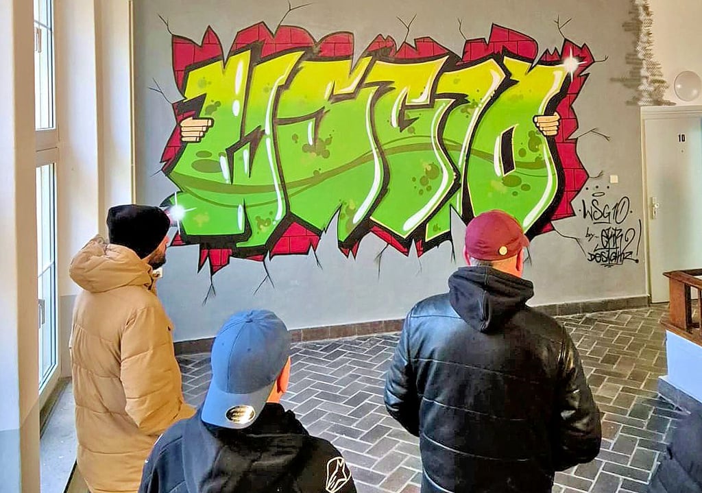 Der Jugendbeirat hat eine Erkundungstour unternommen, um mögliche legale Flächen für Graffiti in Bitterfeld-Wolfen  zu finden. 