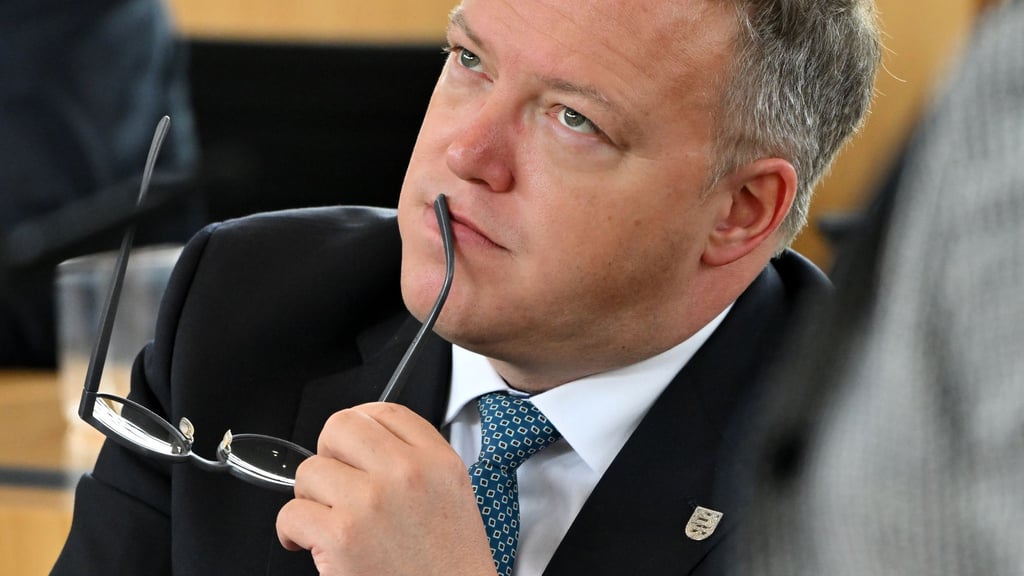 Thüringens Ministerpräsident Mario Voigt (CDU) will Verwaltung und Verfahren in Thüringen schneller und effizienter machen. (Archivbild)
