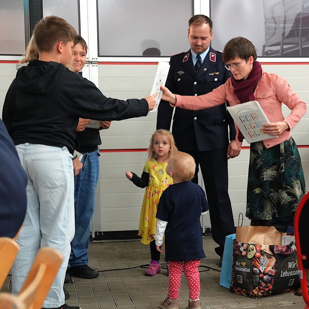 Pfarrerin Janette Obara übergab den Mitgliedern der Kinder- und Jugendfeuerwehr Präsente zum 130-jährigen Bestehen.
