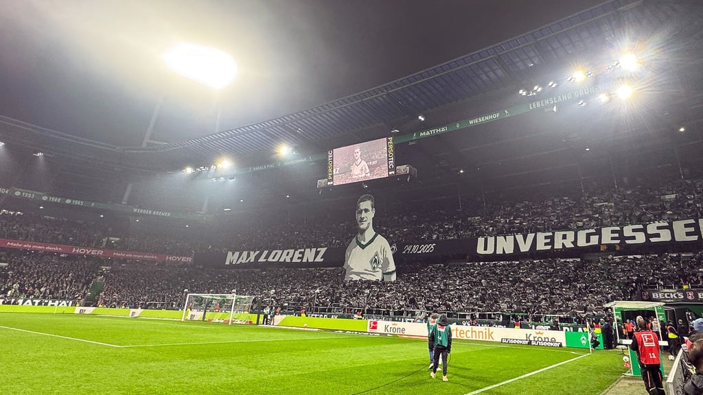 Vor dem Anpfiff ehrten die Fans die im Oktober gestorbene Werder-Legende Max Lorenz
