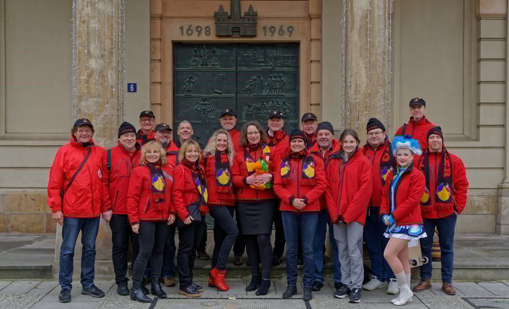 Die Ottojaner probten schon mal die Besetzung des Rathauses. Sie starten am 11. November um 11 Uhr 11 in die nächste Session.