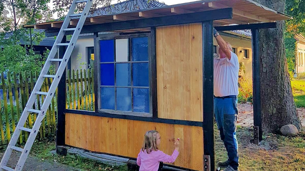 Beim Streichen des Schuppens konnte auch Erstklässlerin Aria ihren Großeltern fleißig helfen.